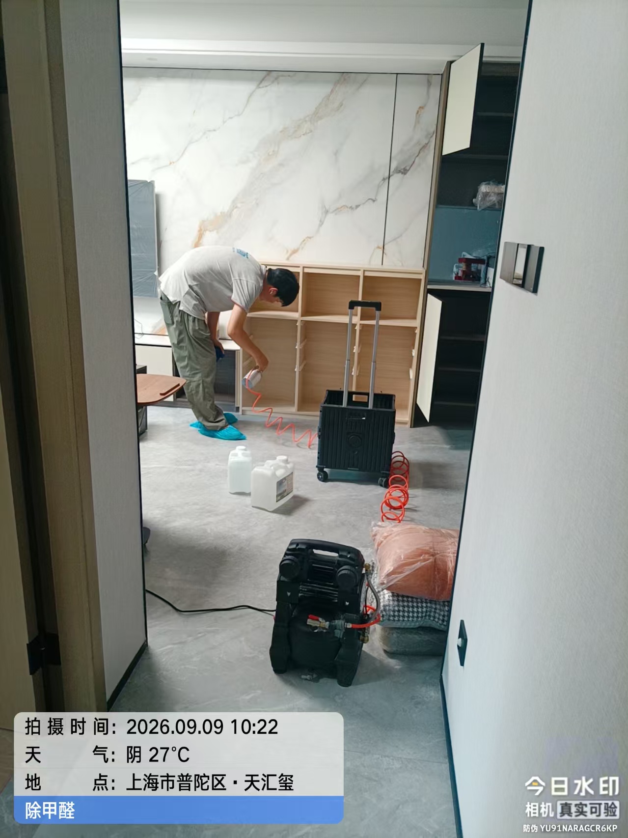 客厅柜体现场施工