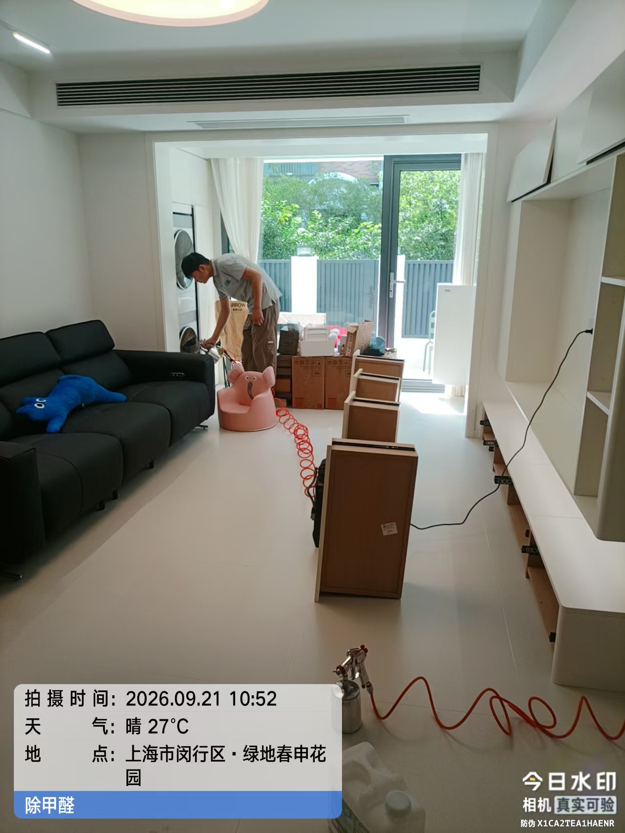 客厅收纳柜现场施工