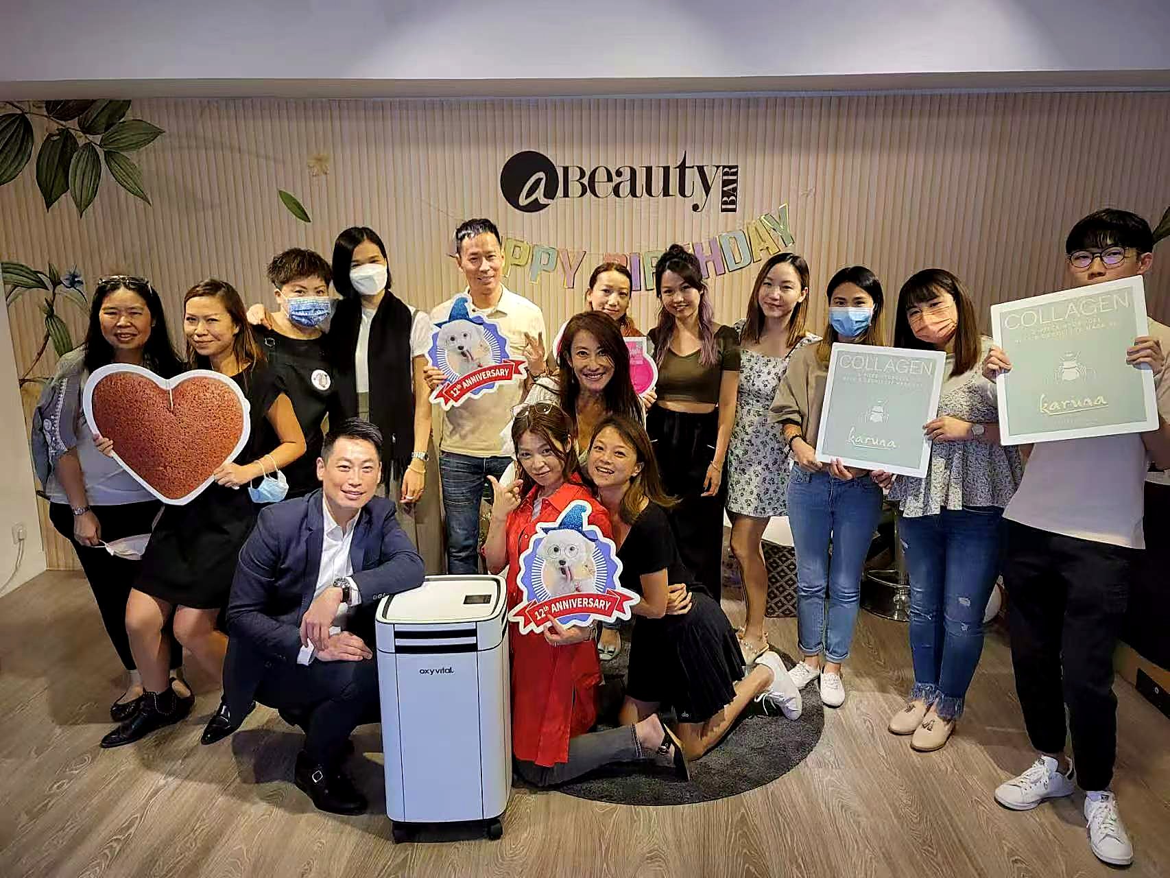 美容美发门店团队与空气净化器